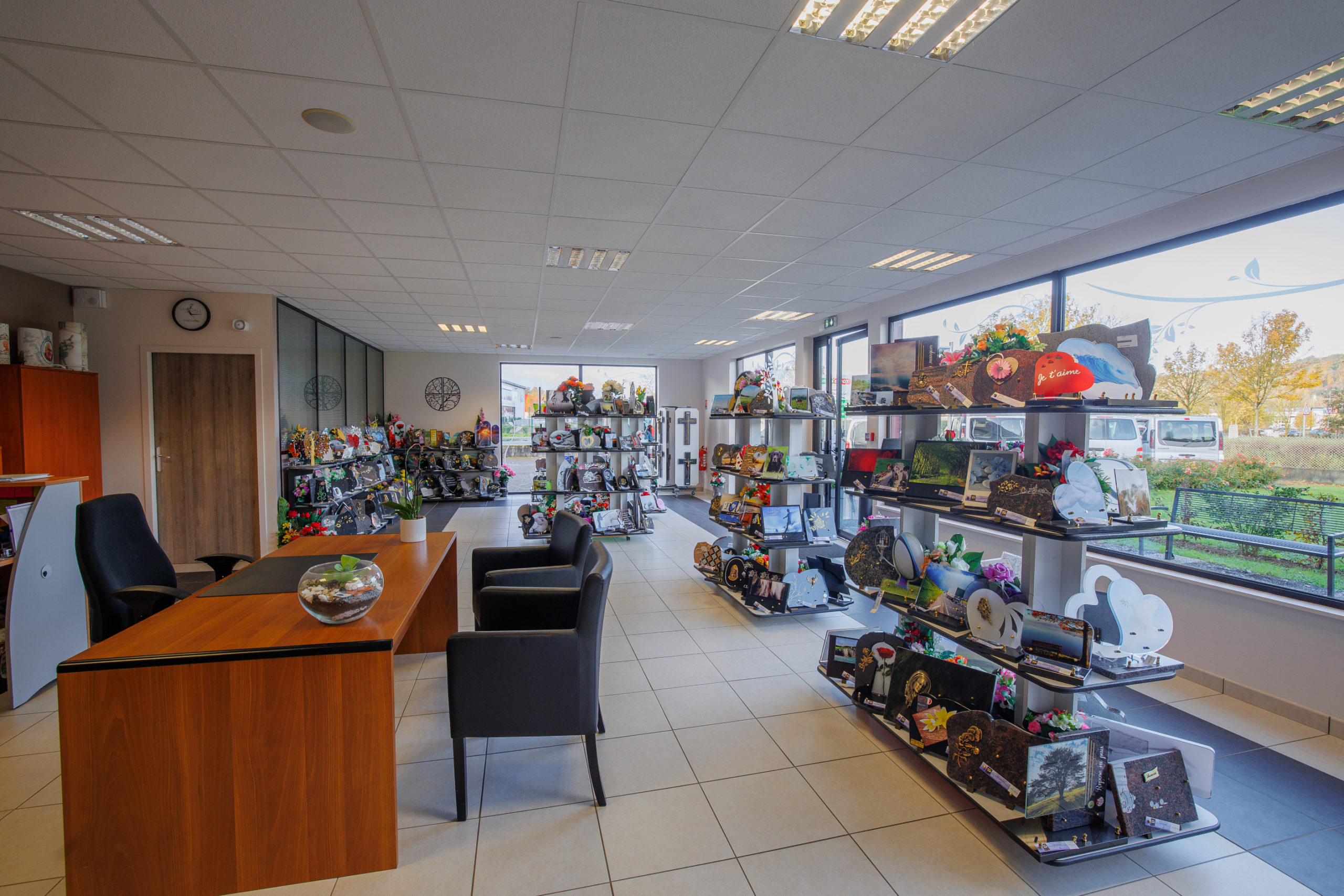 Des articles funéraires sont disponibles au magasin de Pompes Funèbres Drumare 